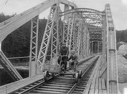 To mann på Tinnosbanens motordresin på Storemo bru