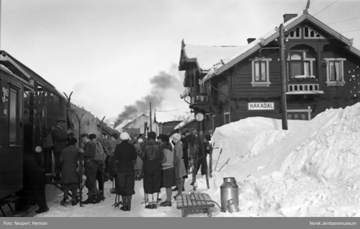 Persontog og skiturister på Hakadal stasjon