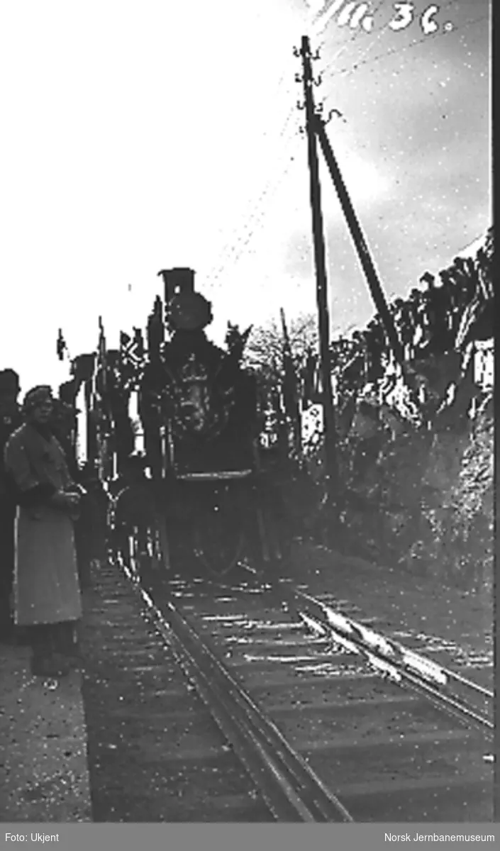 Åpningstoget for normalspor ankommer Grimstad stasjon, trukket av damplokomotiv type 20a nr. 173