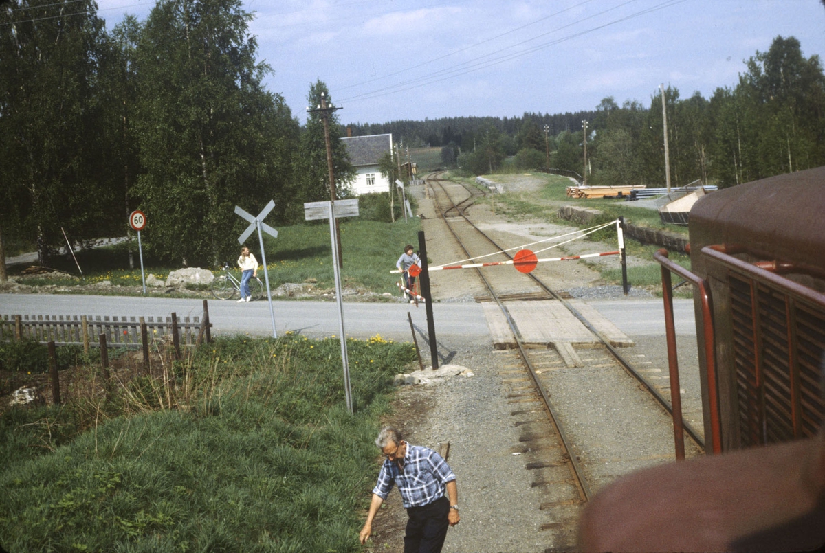 Godstog på Skreiabanen ved Kolbu stasjon, utsikt fra lokomotivet. Manuell betjening av vegbom