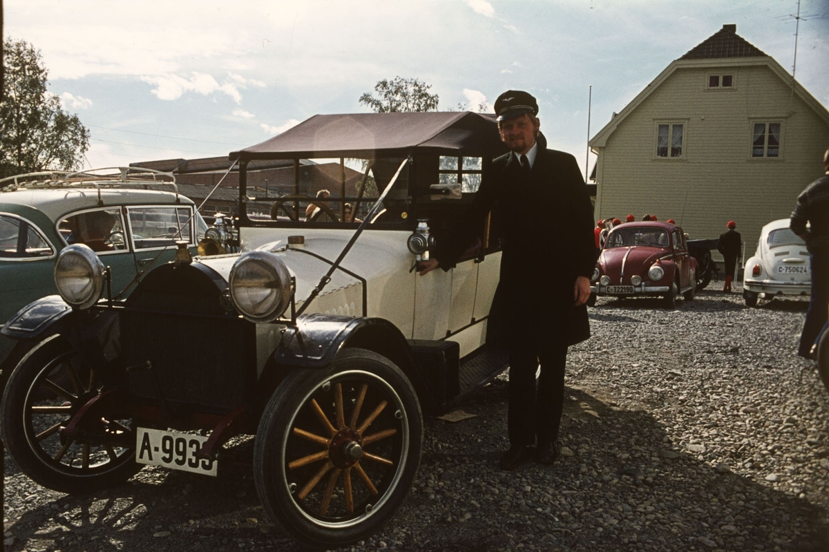 Fra 10 års jubileet for etablering av museumsbanen Urskog-Hølandsbanen på Sørumsand. Per Ivar Michalsen foran en Hupmobile fra 1914.