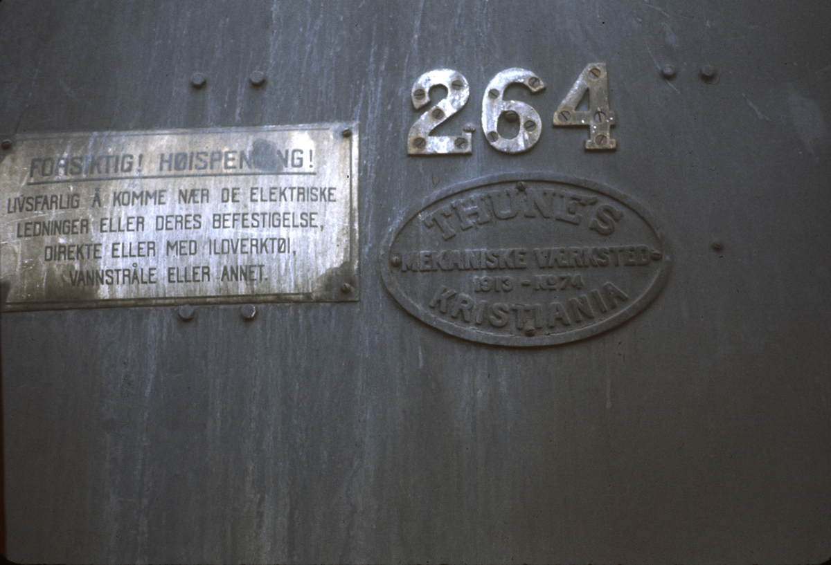 Nummer og fabrikkskilt på damplokomotiv type 24b nr. 264
