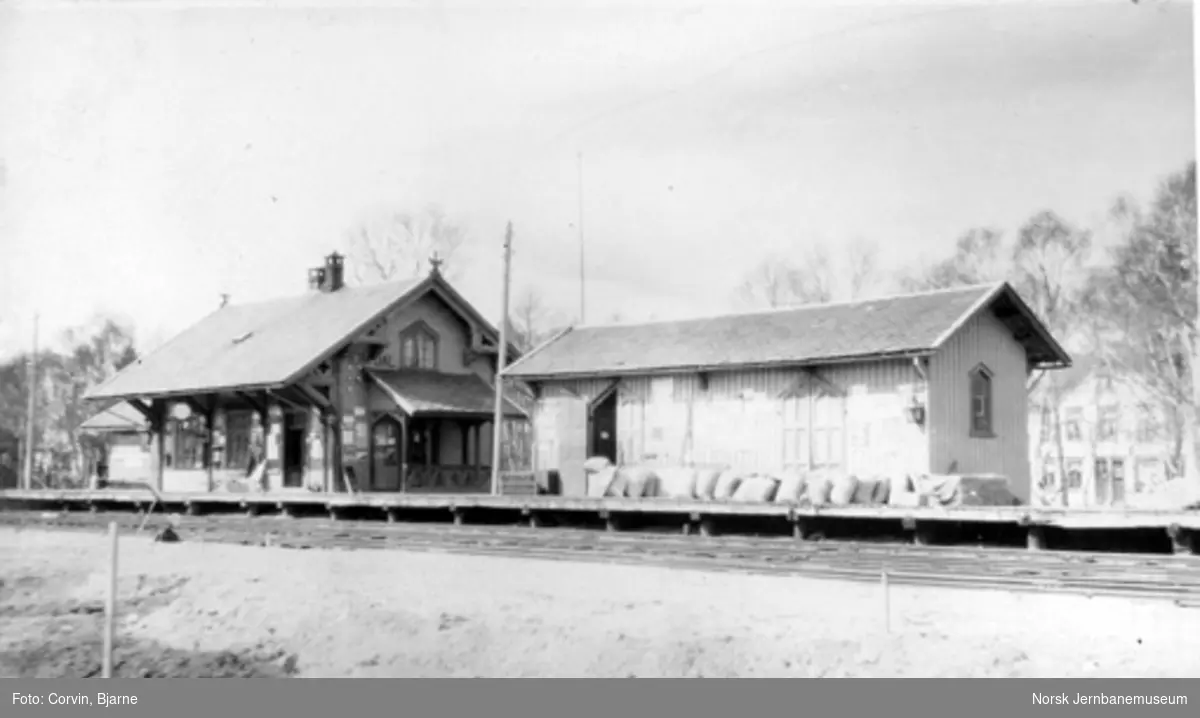 Heimdal stasjon med stasjonsbygning og godshus