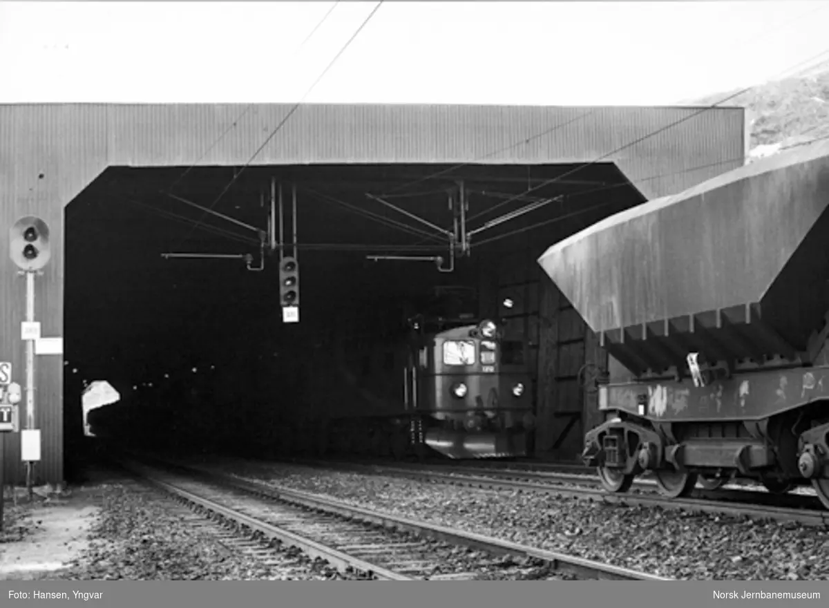 Bjørnfjell stasjon 18. juni 1980, om morgenen : kl. 08.50: malmtog 7314 ankommer