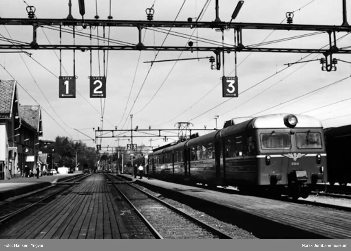 Sarpsborg stasjon med motorvogn type 69 på dagen hvor 69-sett ble satt inn til Oslo over Østre linje