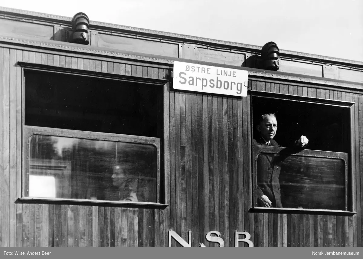 Personvogn med destinasjonsskilt "Østre linje / Sarpsborg"
