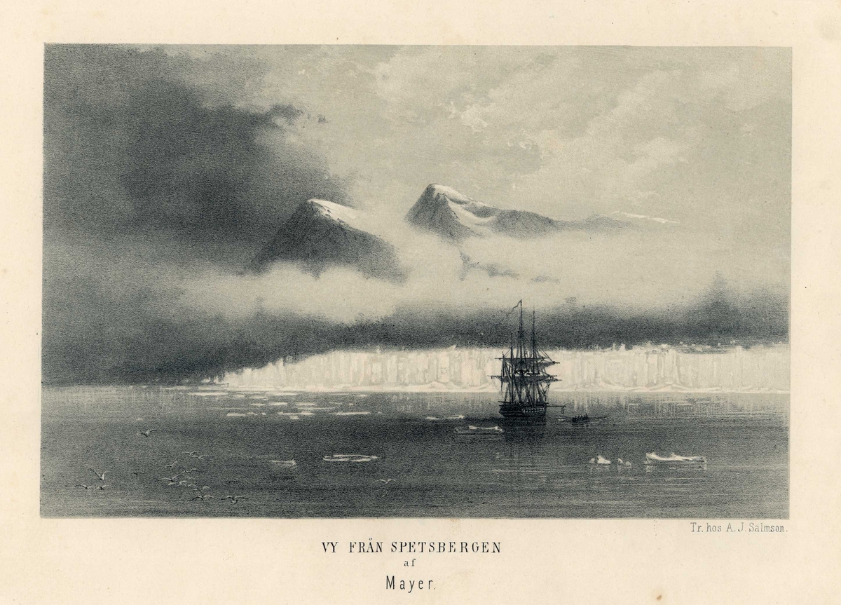Landskapsbilde fra Spitsbergen med sjø, fjell, is og seilskute