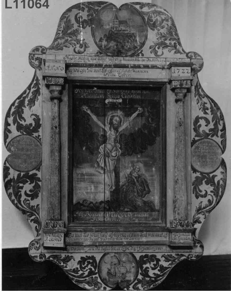 Korsfestelsen. Jesus henger på korset. Maria Magdalena kneler til høyre ved korsets fot. En sort sky omkranser korsets øverste del. Et skip er fremstilt på tavlens nederste del. 