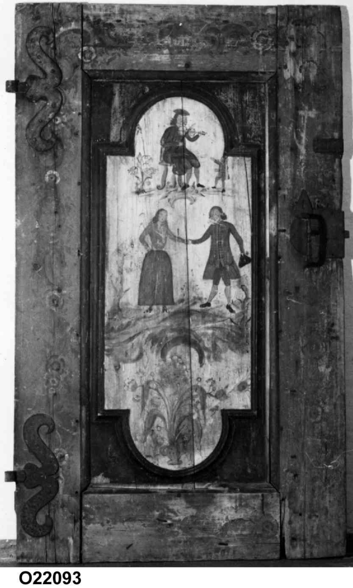 Øverst sittende spillemann og liten gutt, et par hånd i hånd og nederst blomstervase og blomster i brunt og blått. Baksiden stående mann i rød frakk. 