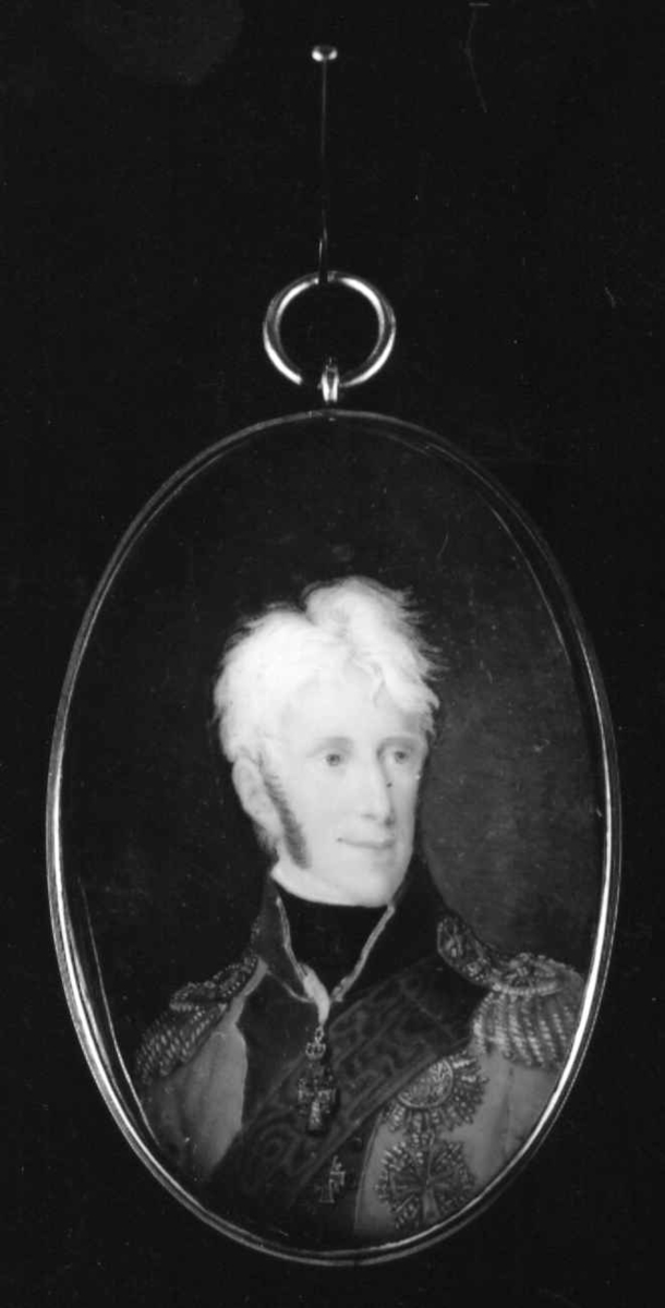 Brystbilde av kong Frederik VI: kort, blond hår; litt skinnskjegg. Sort halsbind med bred kant. Rød uniform med blå rabatter og sølvpåletter.