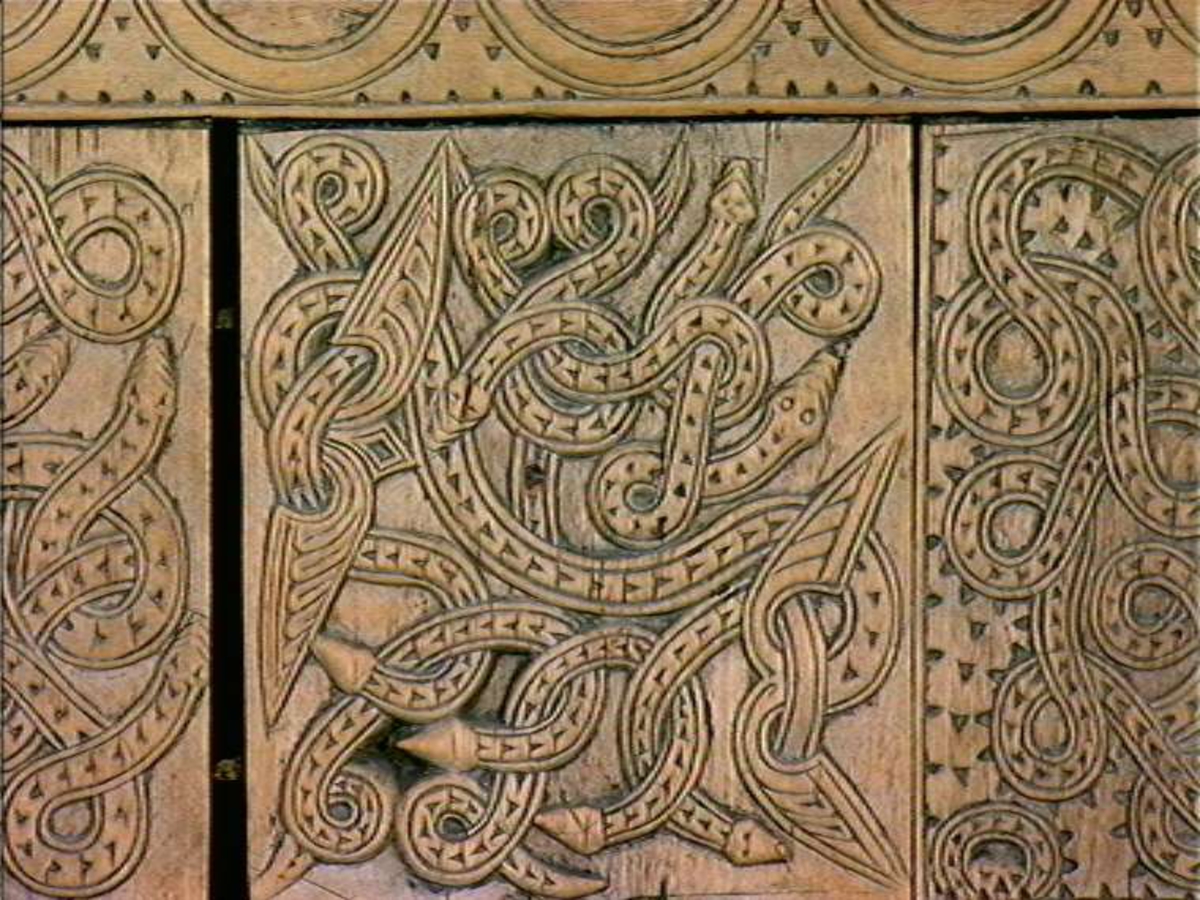 Fire søyler med skåret dyrehode-ornamentikk, sammenføyet med tverrbord og fyllinger. Bunn er åpen foruten to tverrstaver. Hele utsiden er rikt dekorert med utskåret dyr og ranker.