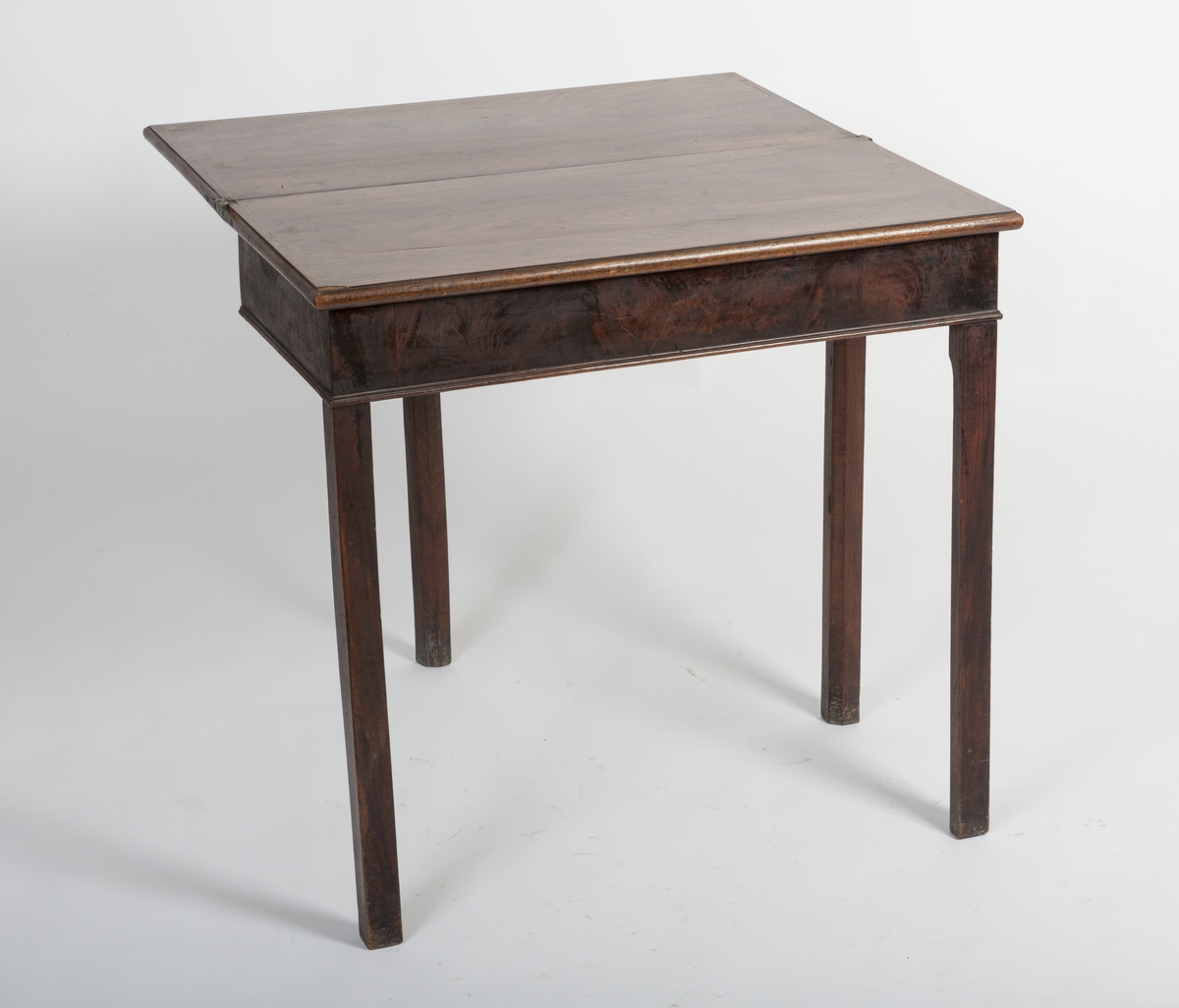 Rektangulært bord med todelt bordplate. Platen kan slås opp og bordplaten får en kvadratisk form. Oppslått bordplaten står på et uttrukket ben. Båndintarsia på bordplaten.