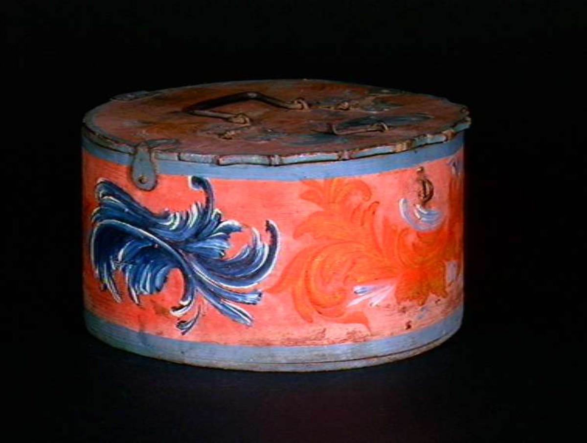 Furu, malt rød med blå kanter, rund, fast lokk med hengsler og hank, rosemalt, på lokk kartusj merket ALS 1806.
