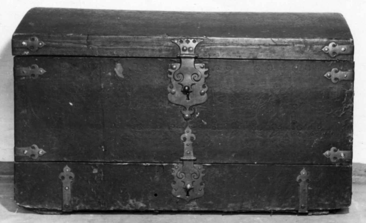 Kiste med buet lokk. Trukket med preget lær utvendig. Innvendig foret med tekstik. I fronten en låsbar skuff foret med kobberstikk med datering "Decem 1651"