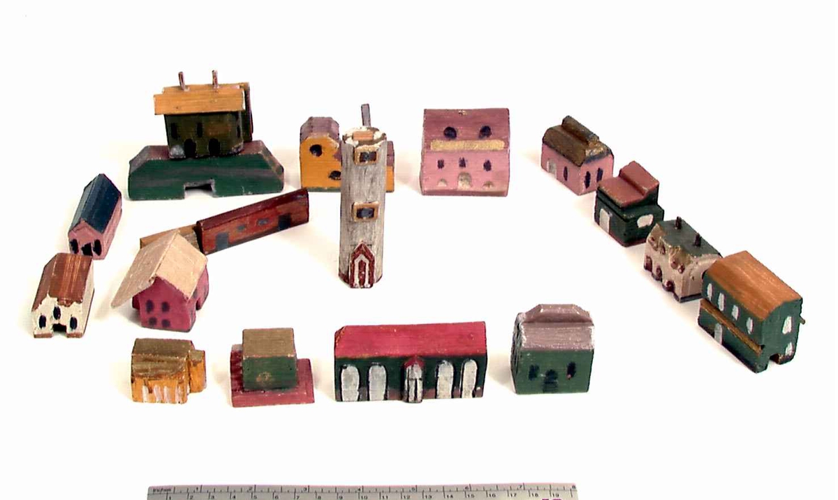 Sett med ca 200 leketøyhus laget av tre i forskjellige former og farger.