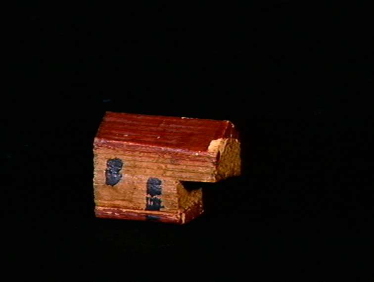 Sett med ca 200 leketøyhus laget av tre i forskjellige former og farger.