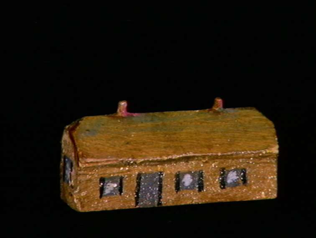 Sett med ca 200 leketøyhus laget av tre i forskjellige former og farger.