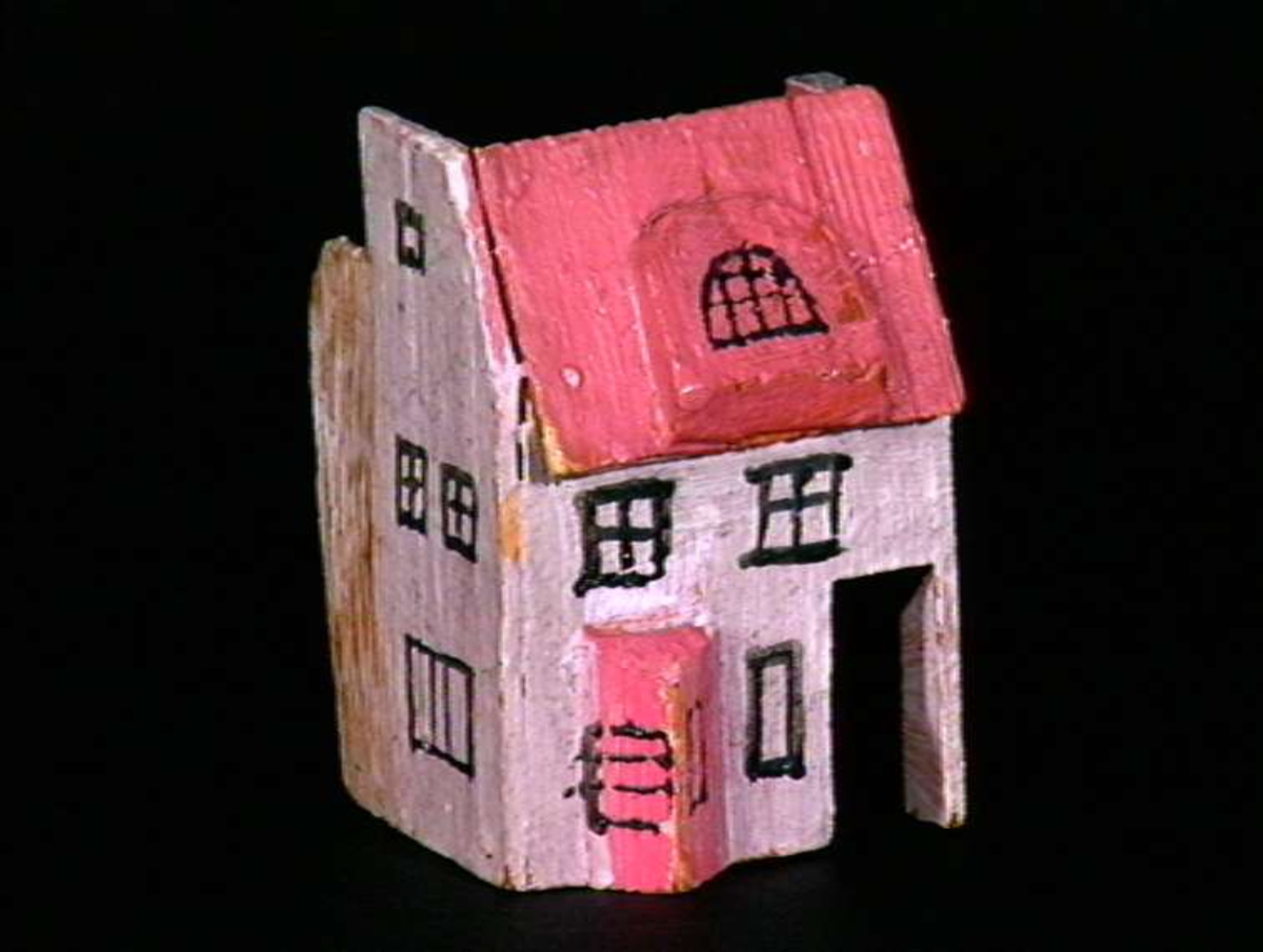 Sett med ca 200 leketøyhus laget av tre i forskjellige former og farger.