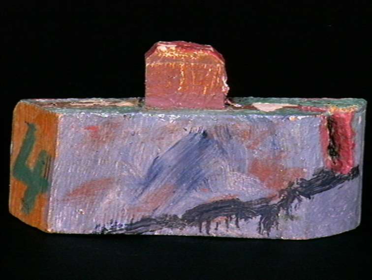 Sett med ca 200 leketøyhus laget av tre i forskjellige former og farger.