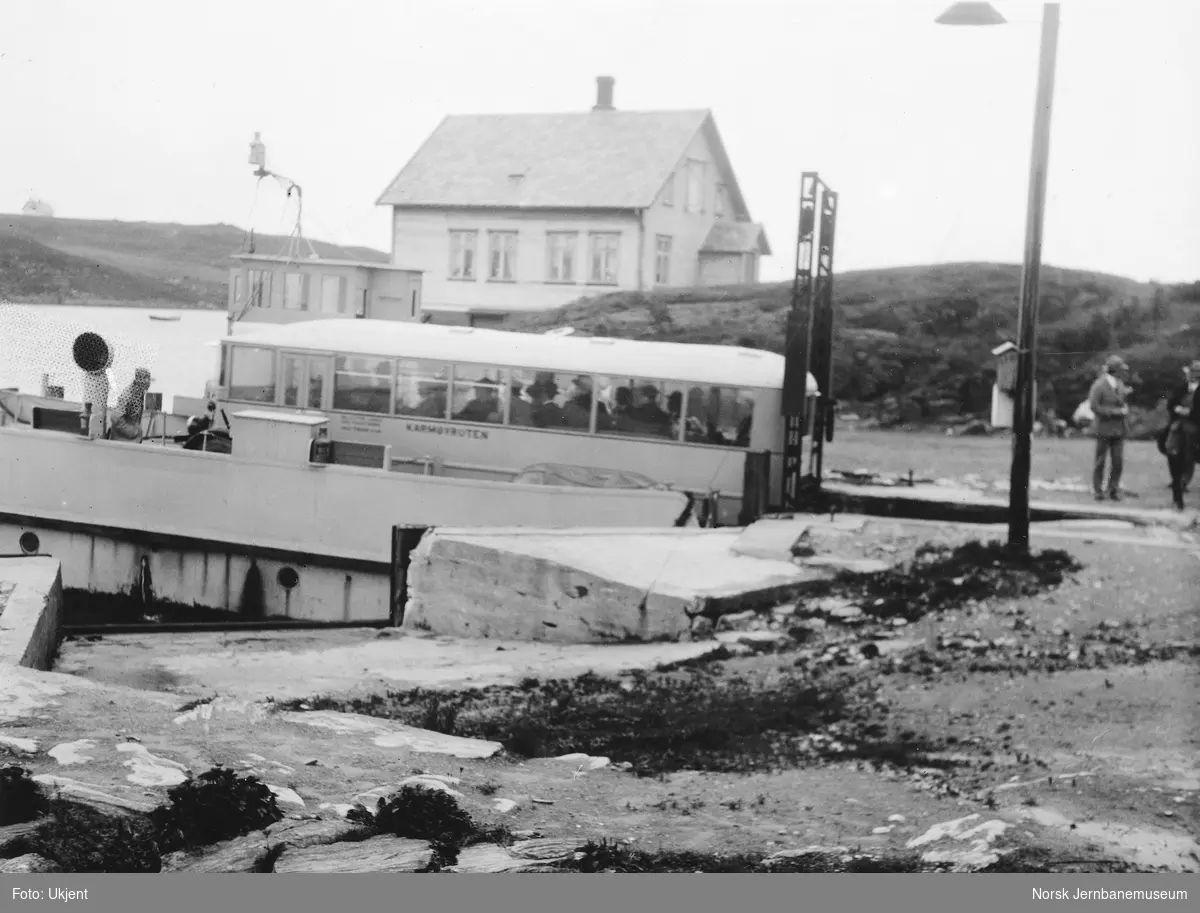 Buss fra Karmøyruten kjører ombord på Salhusfergen