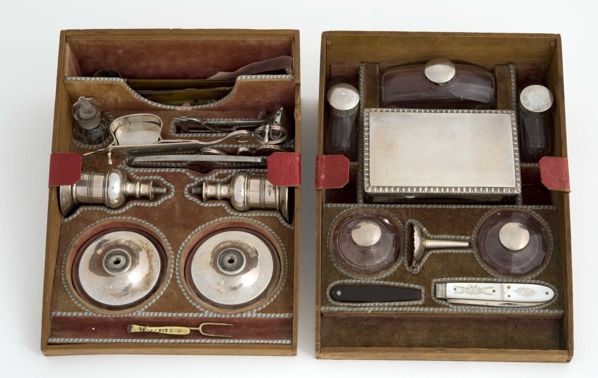 Skrin med skriveskive i lokket, skuffer på kortsidene og en mengde skjulte rom. Rommene innehoder gjenstander for bruk ved reiser: Barberutstyr; måleinstrument; bestikk; hygieneartikler; røykeutstyr; fiskeutstyr; duelllpistoler med mer.