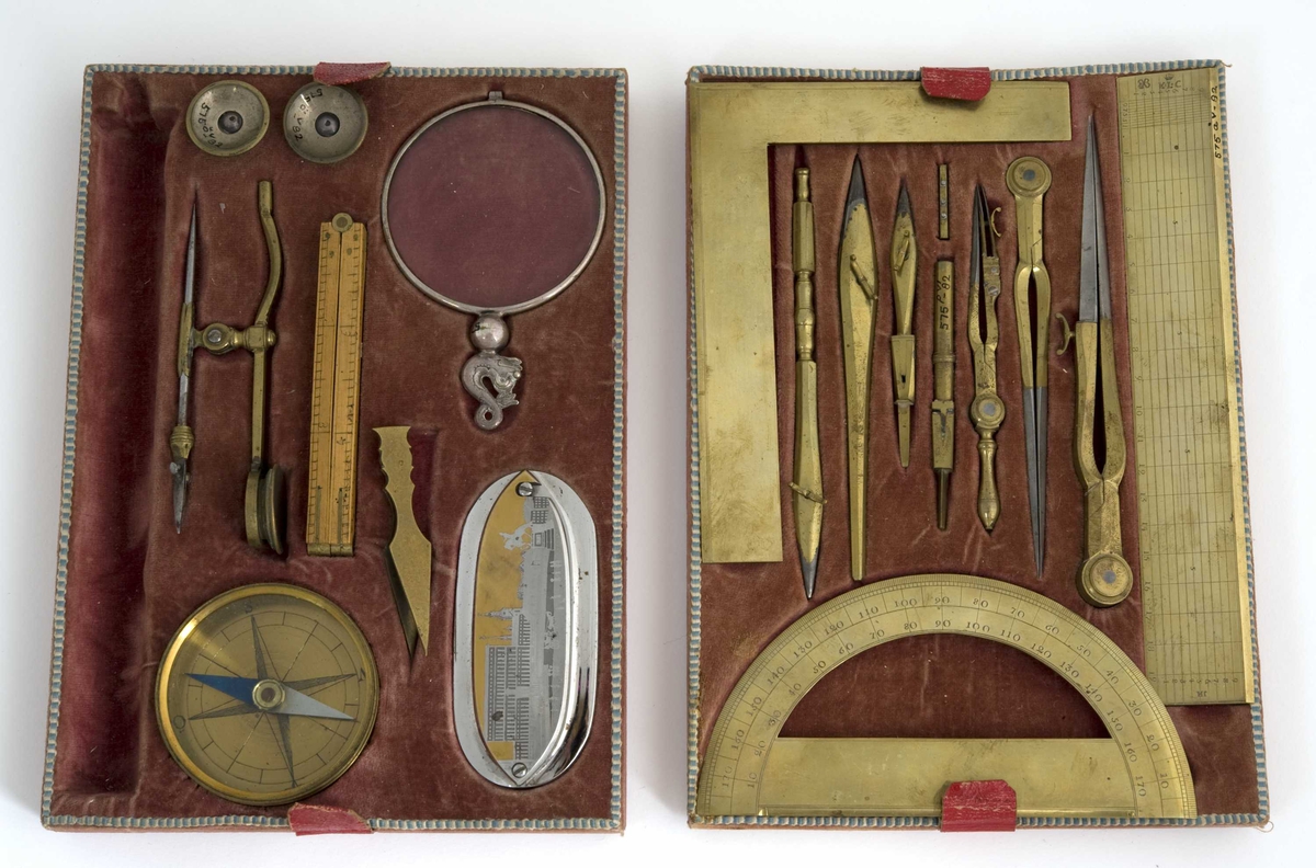 Skrin med skriveskive i lokket, skuffer på kortsidene og en mengde skjulte rom. Rommene innehoder gjenstander for bruk ved reiser: Barberutstyr; måleinstrument; bestikk; hygieneartikler; røykeutstyr; fiskeutstyr; duelllpistoler med mer.