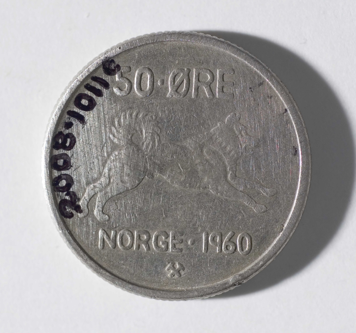 2-øre, datert 1964, med kong Olav den femtes monogram
