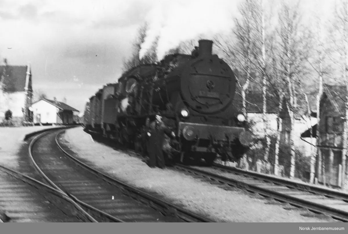 Damplokomotiv type 61a nr. 2394 med godstog på Sørumsand stasjon