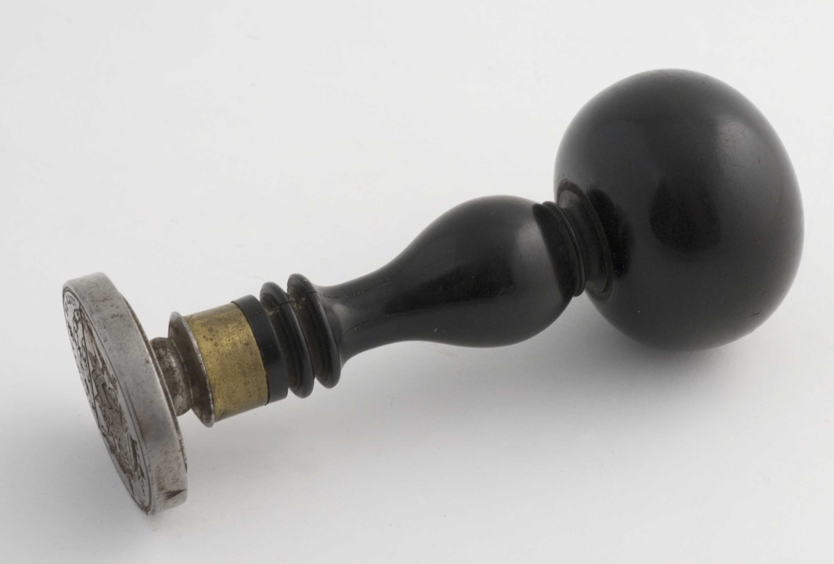 Signet. Sort håndtak.