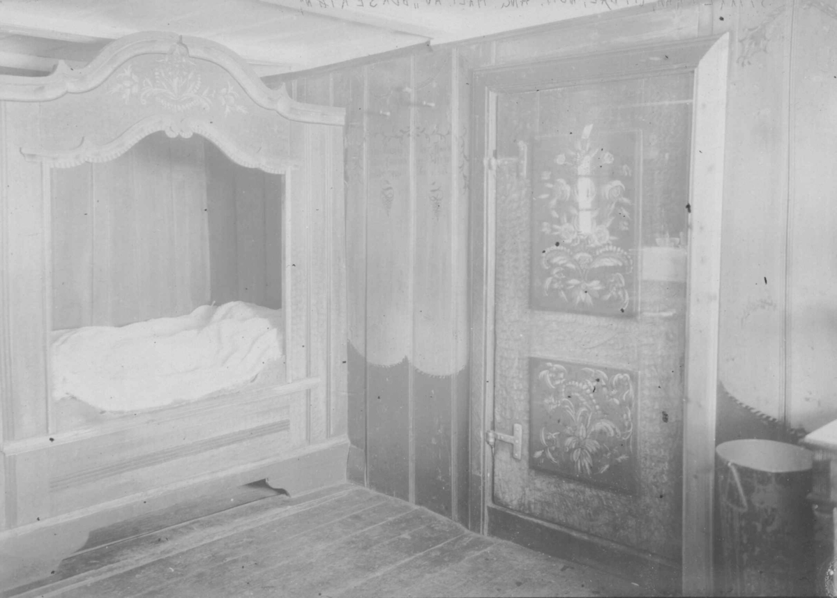 Seng i rosemalt værelse på gården Spikketrå i Uvdal. Dekorert 1836, angivelig malt av "Buksekjøn". Fotografert før 1916.