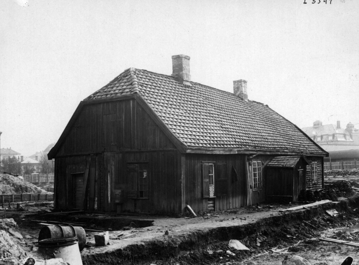 Heibergløkken, Sørligata 64, Oslo. Lavt delvis panelt tømmerhus. Takarbeider.