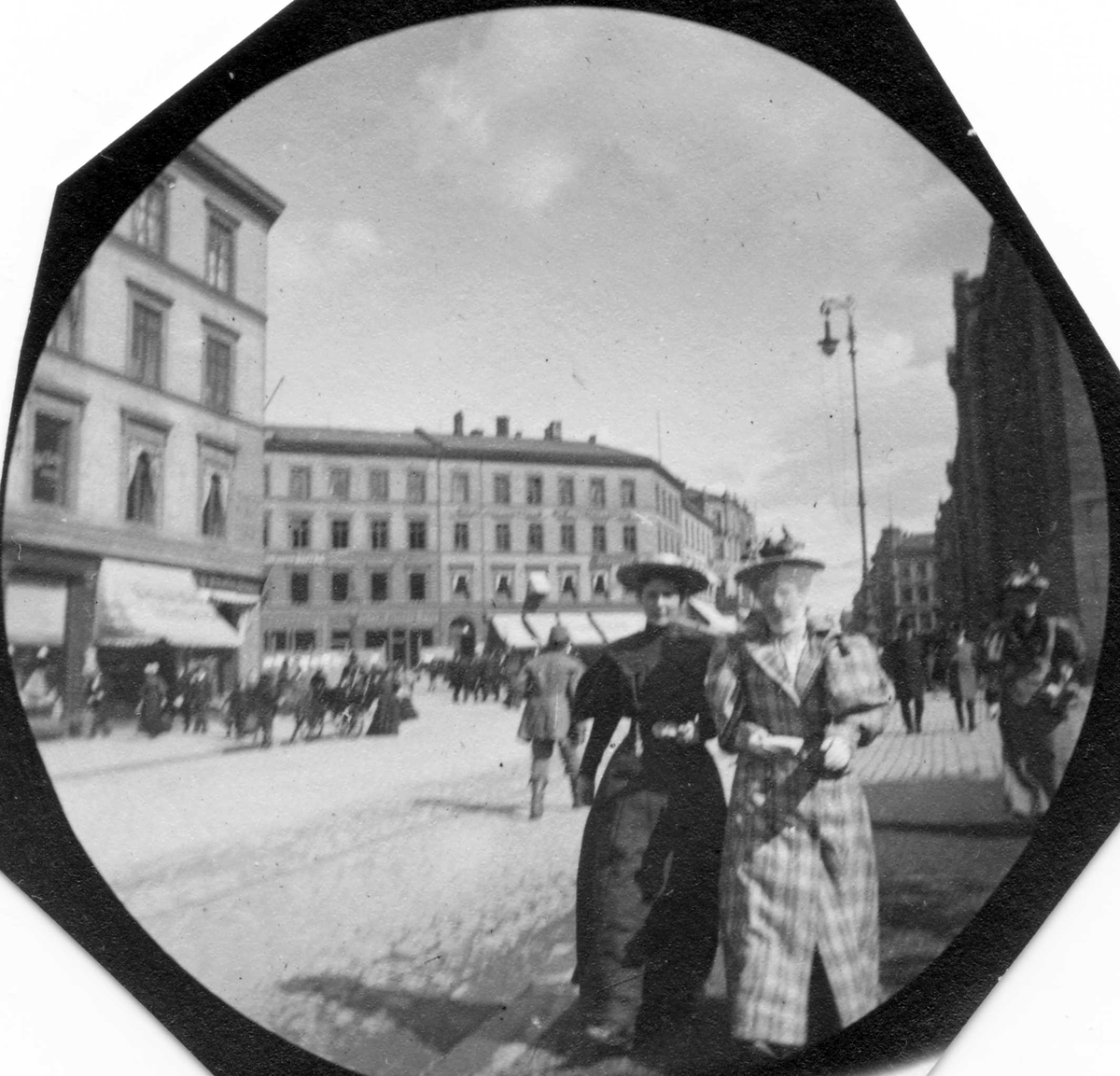 Frk. Holst og frk. Kildahl spaserer langs Karl Johans gate, Oslo, ved Stortinget.