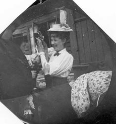 Frk. Anna Holm foran hus med åpent vindu på Golå, Sør-Fron, 