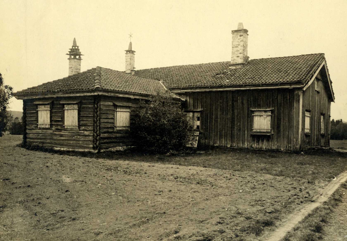 Petershagen, Elverum, Sør-Østerdal, Hedmark. Bygd ca. 1770. Lav stue med tilbygg, lemmer for vinduene og spesielle piper. Nå på Glomdalsmuseet.