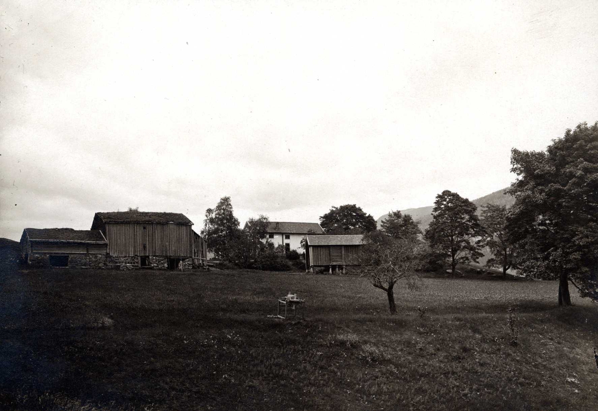 Foto av gården Skomedal, (Nordgarden g.nr.34 b.nr. 1), Bygland, Setesdal, Aust-Agder.