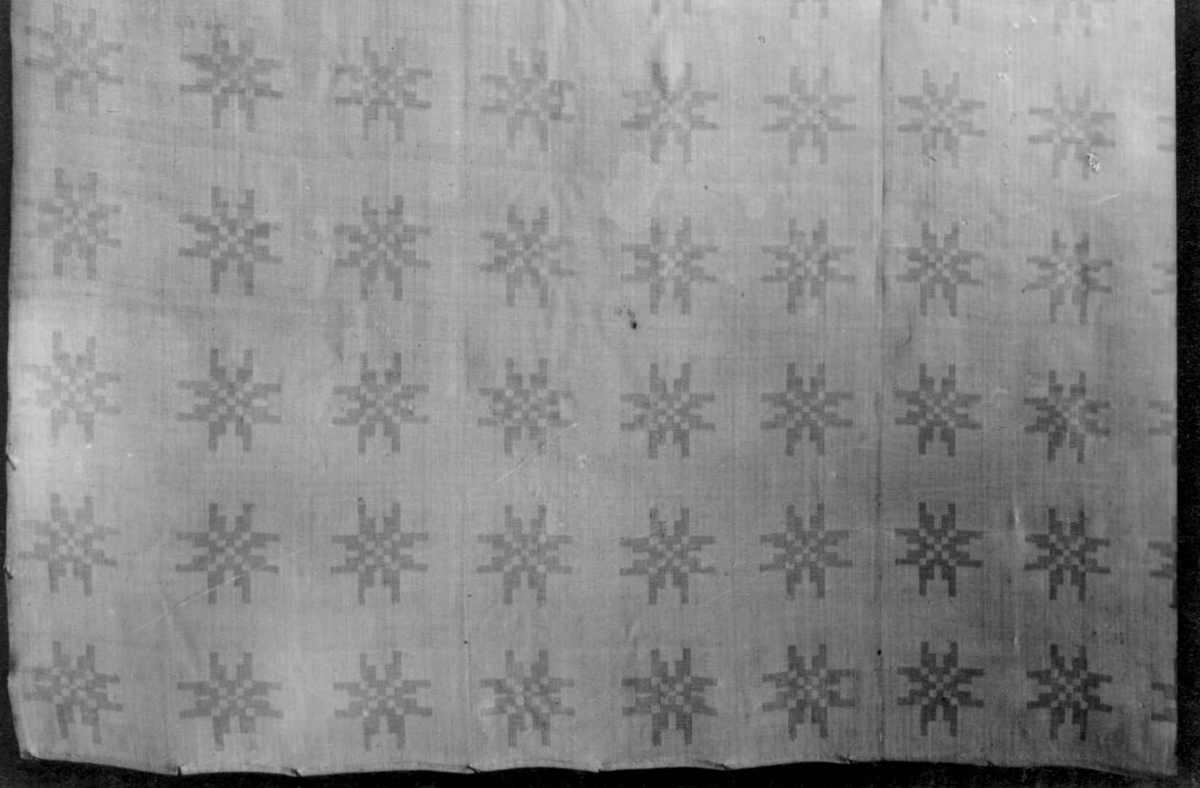 Hvit serviett i dreeiel med stjernemønster. Fra begynnelsen av 1800-tallet.