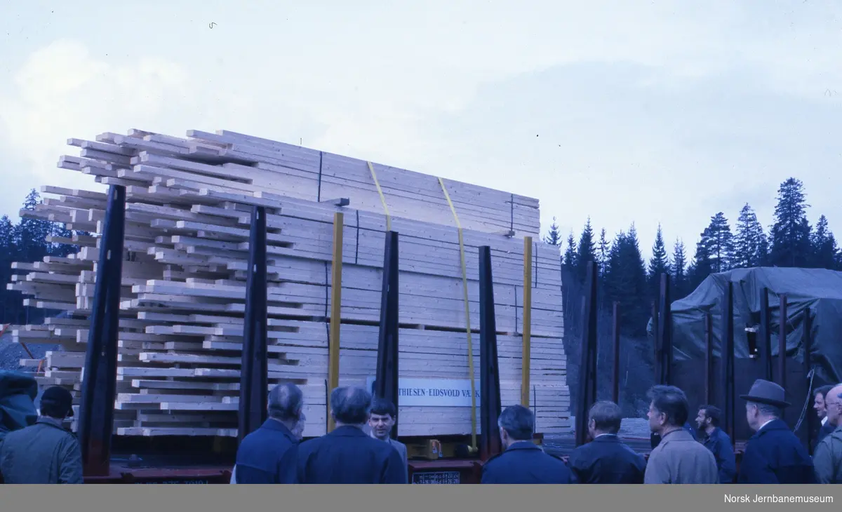 Lasting av trelast fra Mathiesen Eidsvoll Værk på lasteflak på plattformvogn litra Kbps-y