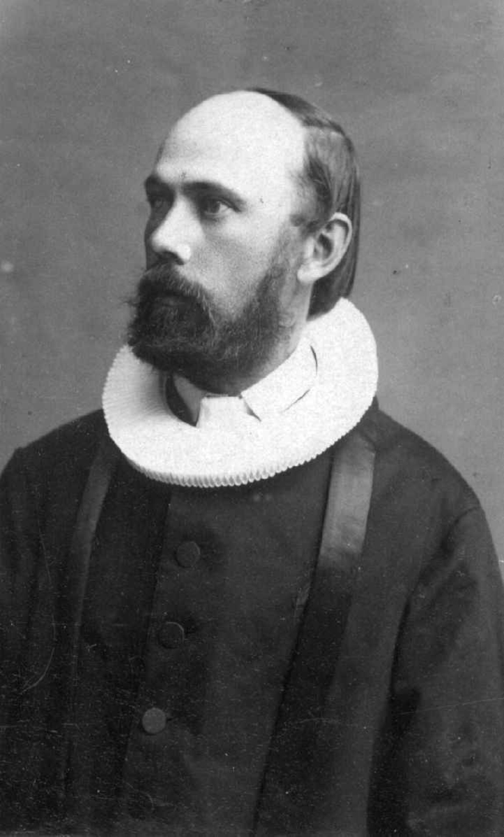 Portrett, mann i prestekjole. Sogneprest Albert A.J. Schanche.