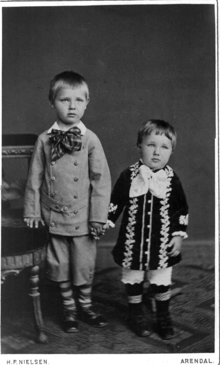 Portrett av to ukjente barn. Fotografert hos H.P. Nielsen, Arendal.