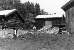 Østerdalstunet på Norsk folkemuseum, 1949. Til venstre: Løe 