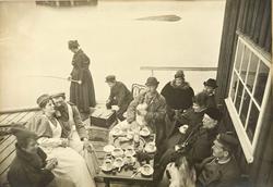 Portrett av venner ved Schaus Sildesalteri, Skjærhalden, Kir