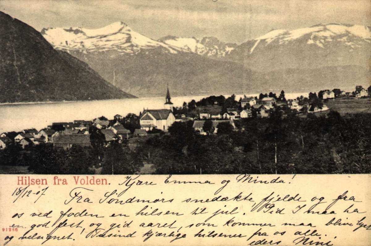 Postkort. Julehilsen. Oversiktsbilde over Volden, snøkledde fjell i bakgrunn. Datert 18.12.1907