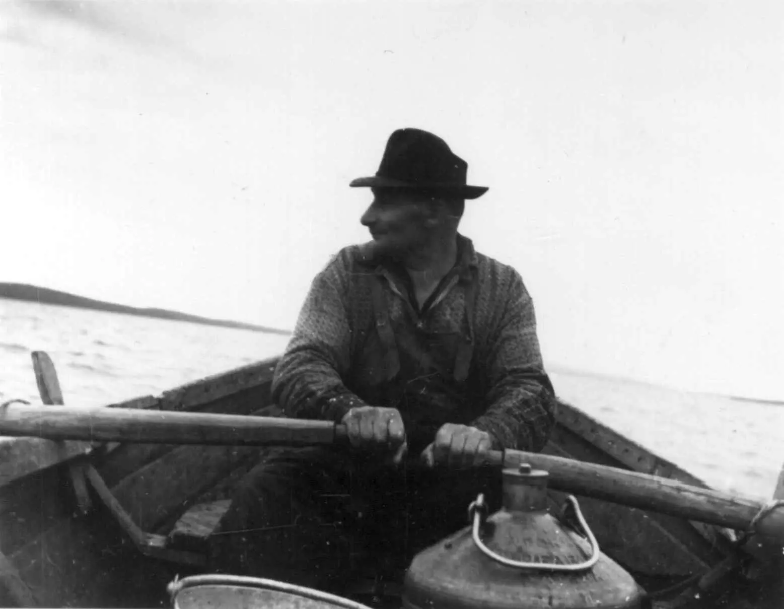 Notdraing. En mann sitter i båt og ror. Ålloluokta 1948. - Norsk ...