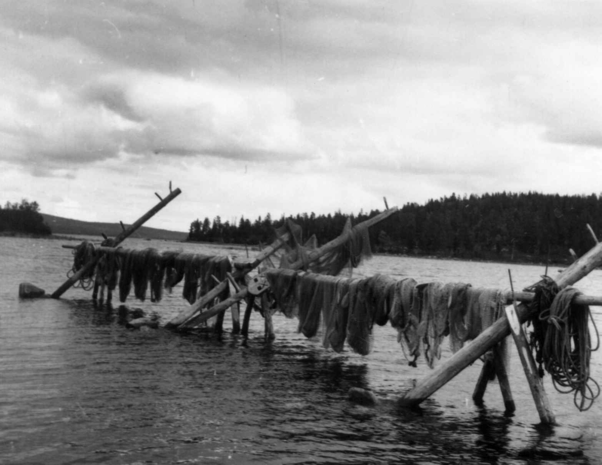 Garnstativ med fiskegarn til tørk. Ålloluokta 1948.