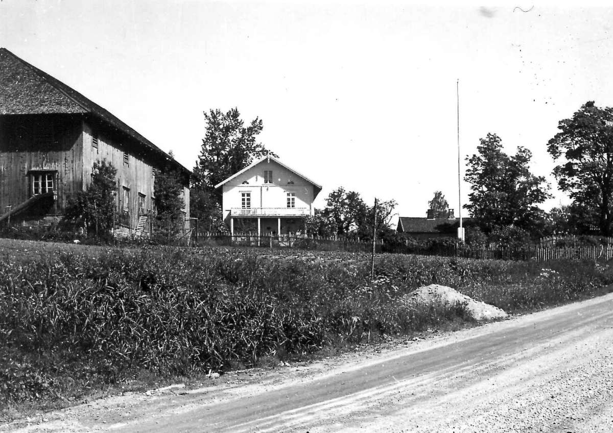Viken, Hurdal, Akershus 1954. Hovedhuset og låve sett fra veien. Storgårdsundersøkelser ved dr. Engelstad i 1954.
