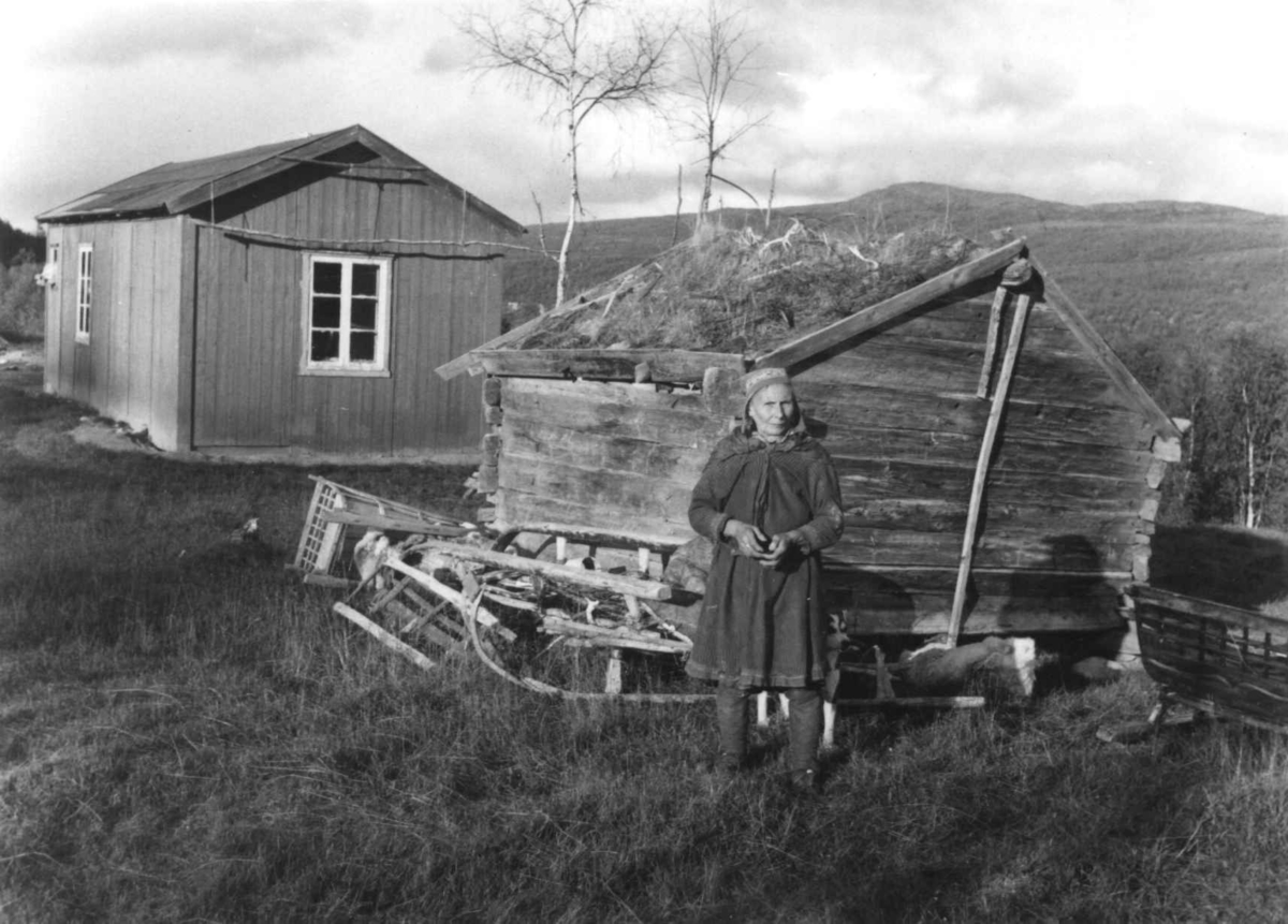 Mathis Johan Hættas bolig, Beret Nils Turi står i foran stabburet. Masi 1956.