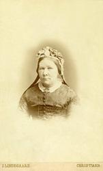 Portrett. Kvinne, brystbilde, fra fotoatelier i Oslo. Visitt