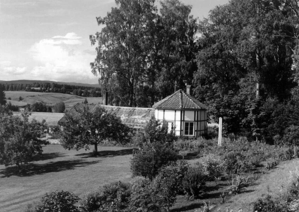 Skinnarbøl, Kongsvinger, Hedmark. Drivhus i hagen. 
Fra dr. Eivind S. Engelstads storgårdsundersøkelser 1957.
