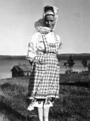 Skoltesame Vasilisa Semenoja ved sjøen. Kirakkajärvi 1959.