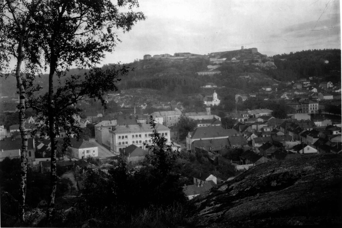 Halden, Østfold. 1930. Oversiktsbilde med Fredriksten festning i bakgrunnen. Kirke. Berg. Skog.